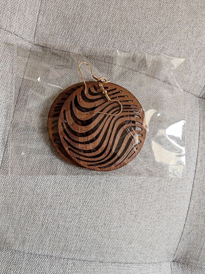 Boucles d'oreilles en bois attache doré Neuve - photo numéro 4