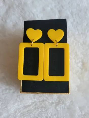 Boucles cœurs acrylique. Jaune