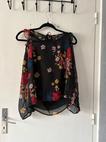 Blouse noire fleurie fluide  épaule ouvertes Jennyfer