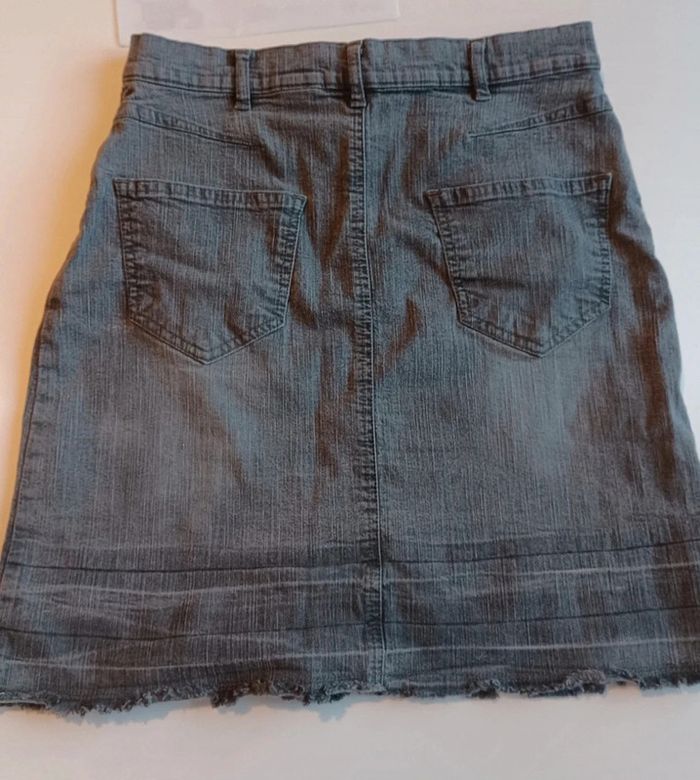 Jupe en jean elasthane Camaïeu taille 36 en très bon état - photo numéro 3