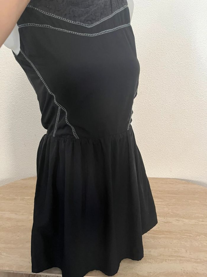 Robe noire col et dos en dentelle💫 Kaporal taille 36💫 - photo numéro 2