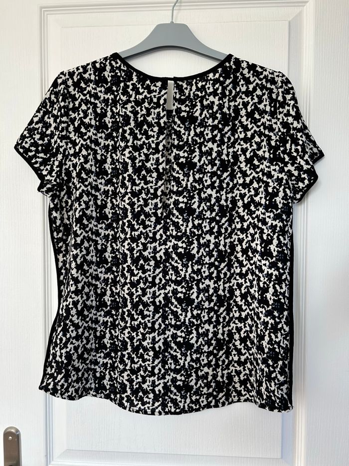 Blouse H&M à manches courtes blanche, noire et bleue à motifs - photo numéro 3