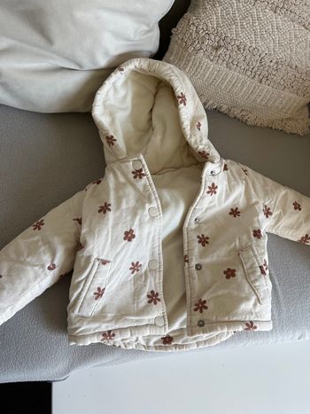 Manteau blanc fleuri