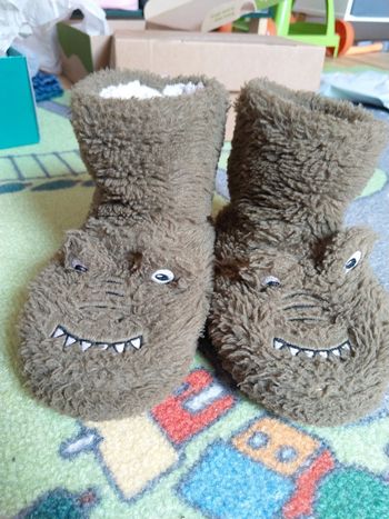 Chaussons dinosaure/ crocodile /monstre pointure 26-27
