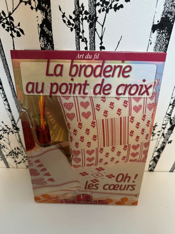 livre la broderie au point de croix oh les cœurs