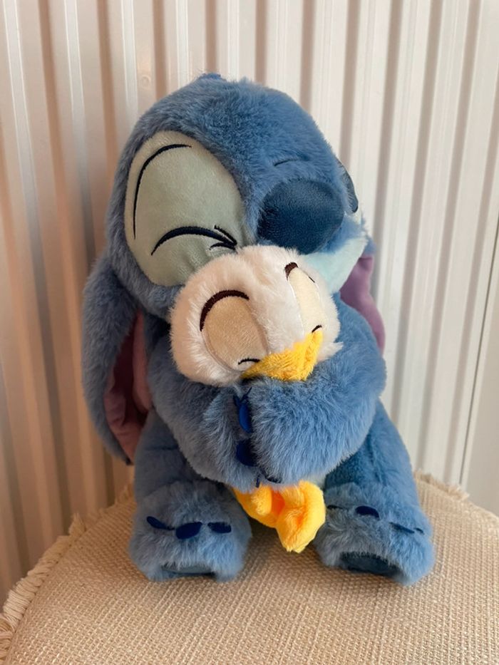 Peluche Disney Stitch enserrant Donald