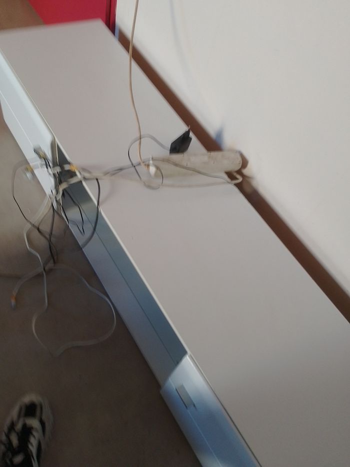 Meuble de télé à vendre tout propre tout neuf même pas abîmé se déplacer sur place et j'accepte que le cache