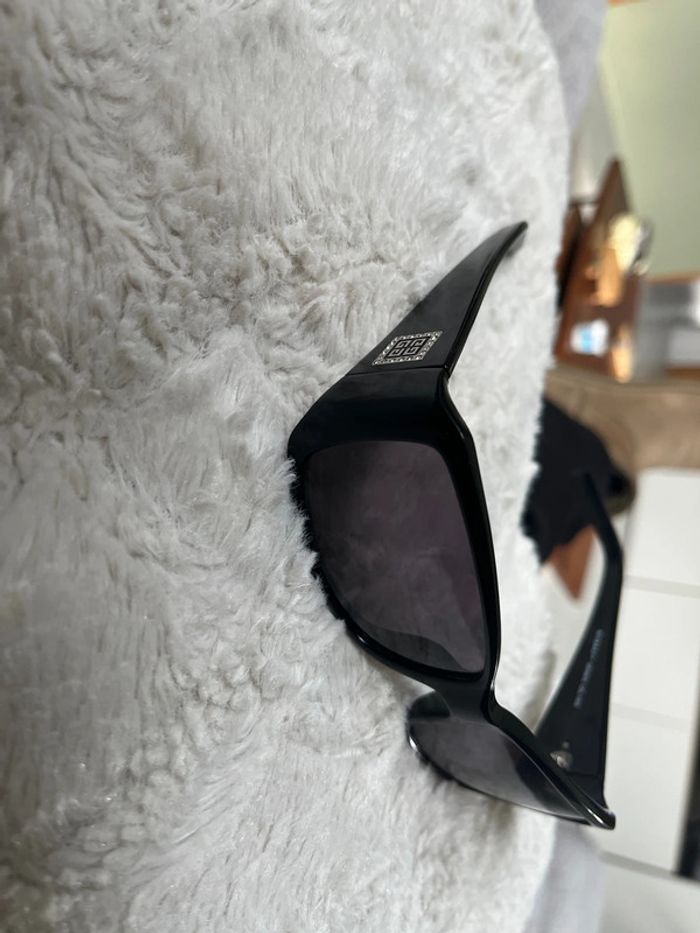 Lunettes de soleil Givenchy avec leur boîte - photo numéro 3