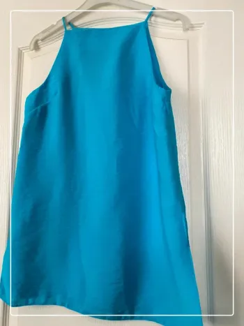 Top bleu encolure américaine