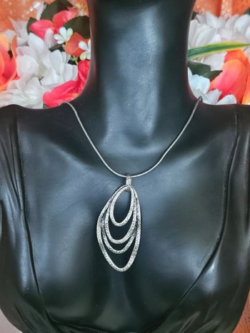 Collier avec son pendentif argenté, ikita en acier inoxydable