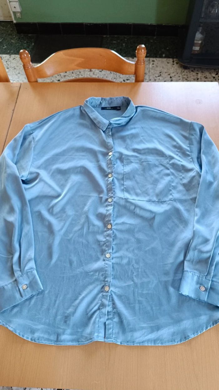 Chemise bleu ciel en satin