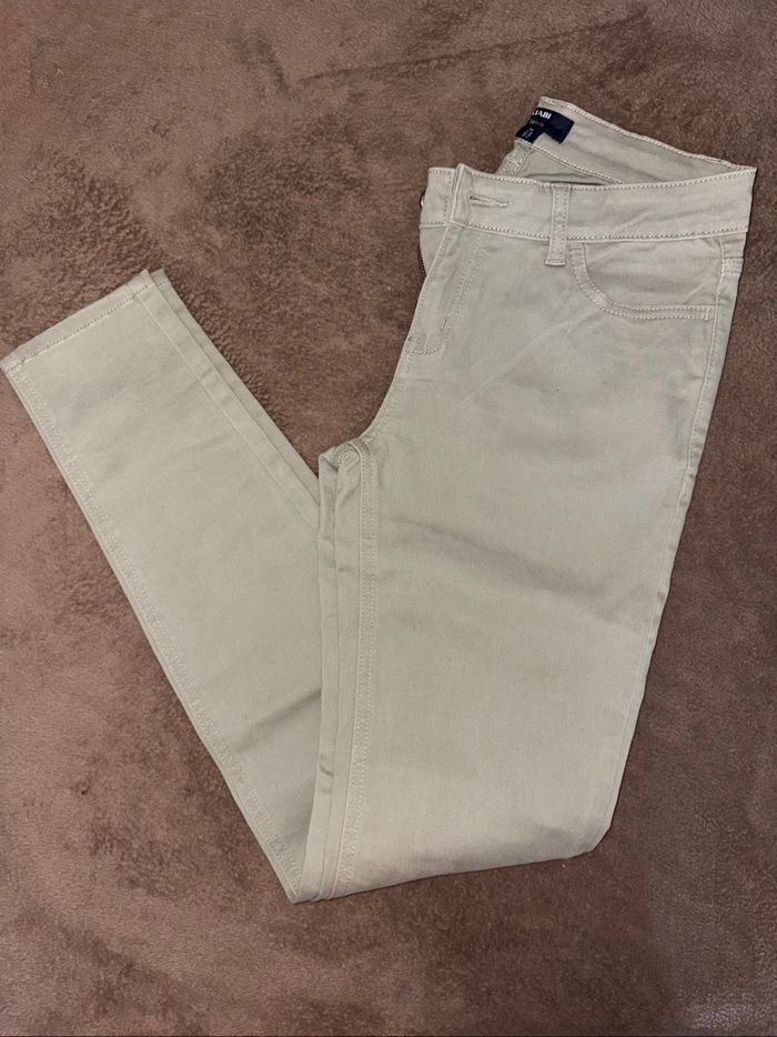 Jean femme Kiabi taille 36 couleur Kaki neuf avec étiquette.