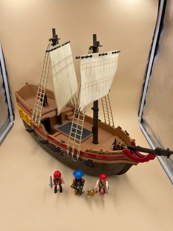 Bateau pirates Playmobil + 3 figurines