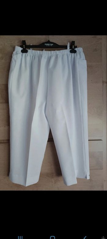 Superbe pantacourt blanc Taille 46 déco dauphin en strass
