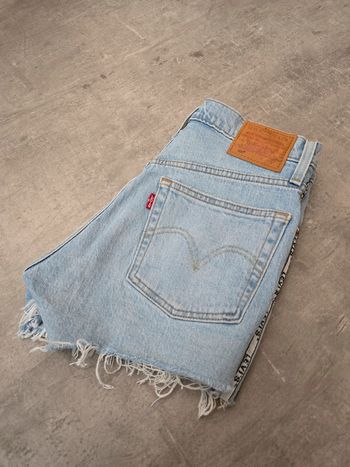 Short Levi's 501 vintage custom délavé bandes logo taille haute frangée tendance
