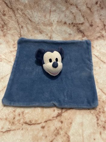 Doudou plat carré Mickey mouse bleu grelot Disney Baby