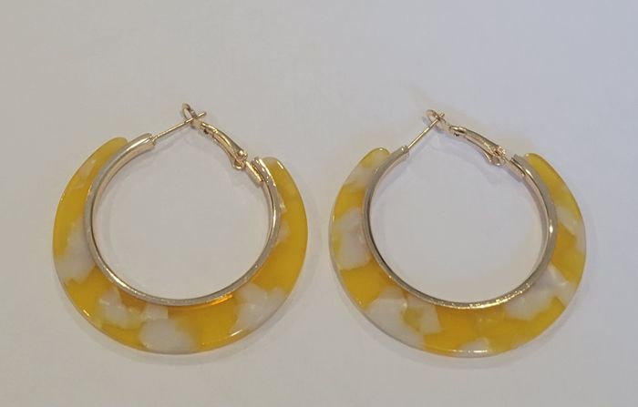 BOUCLES D'OREILLES ANNEAUX CREOLES MARBREES JAUNE ! NEUF - photo numéro 4