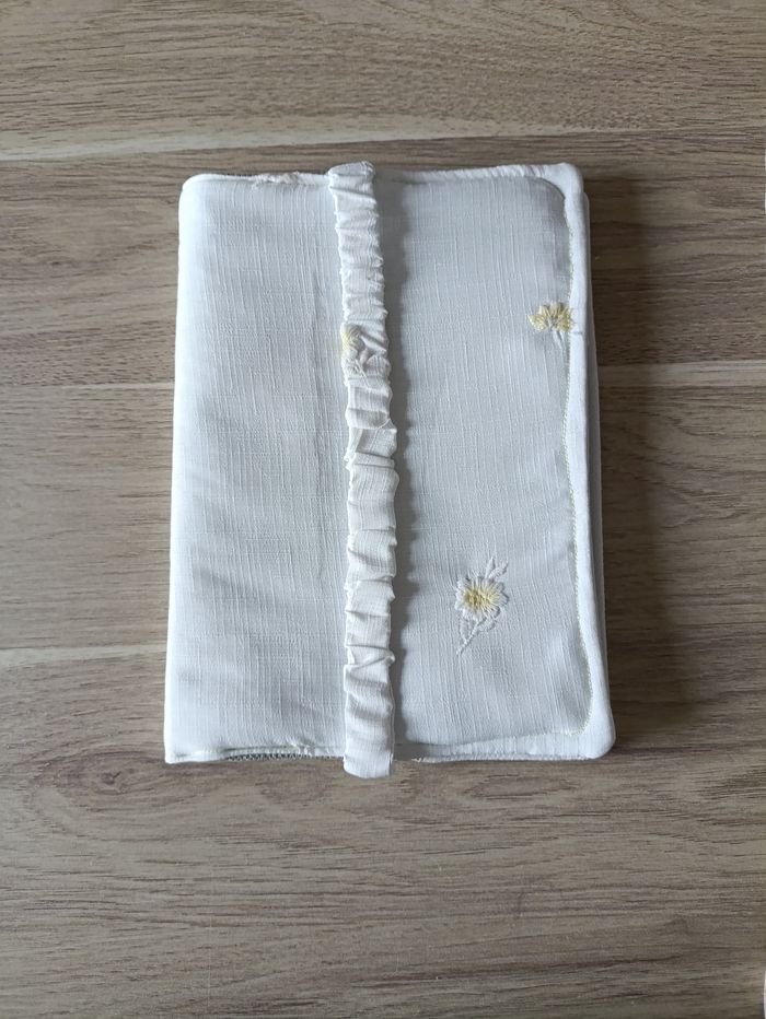 Protege livre blanc fleur brodé