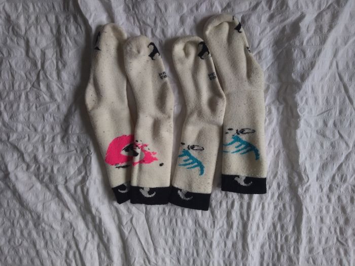 Lit de deux paires de chaussettes de ski taille 31 34