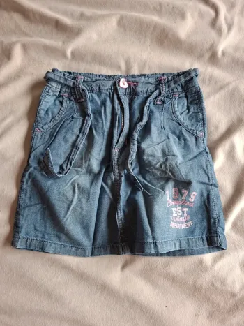 jupe en jans taille 6 ans, marque Complices, taille réglable, en très bon état