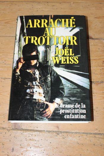 Arraché au trottoir