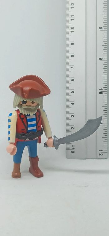 Homme pirate borgne avec jambe de bois et barbe blanche playmobil