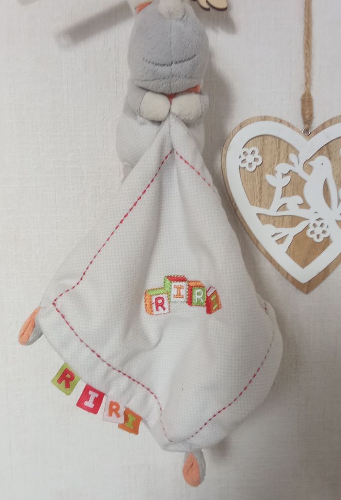 Doudou hippopotame, rhinocéros gris, blanc, orange, vert , broderie  Riri, mouchoir, étiquettes - photo numéro 5