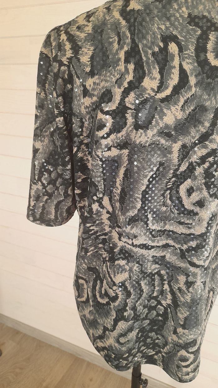 Haut imprimé avec sequins. - photo numéro 4