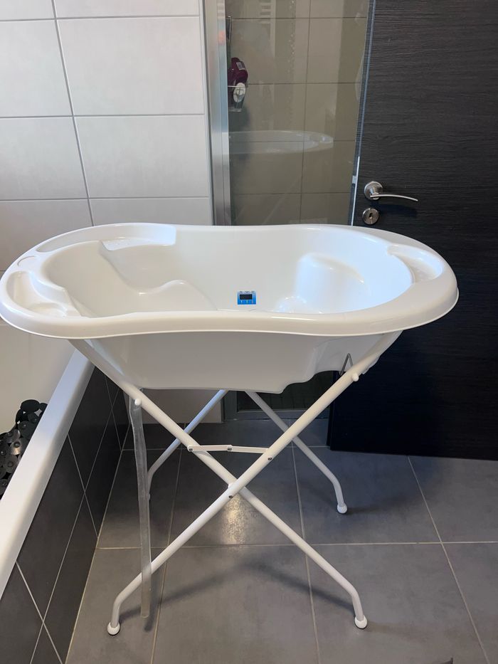 Baignoire bébé sur pied avec réducteur intégré - photo numéro 2
