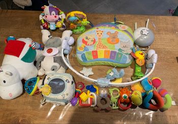 Lot jouets bébé 