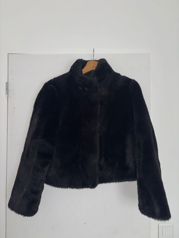 Manteau court en fausse fourrure