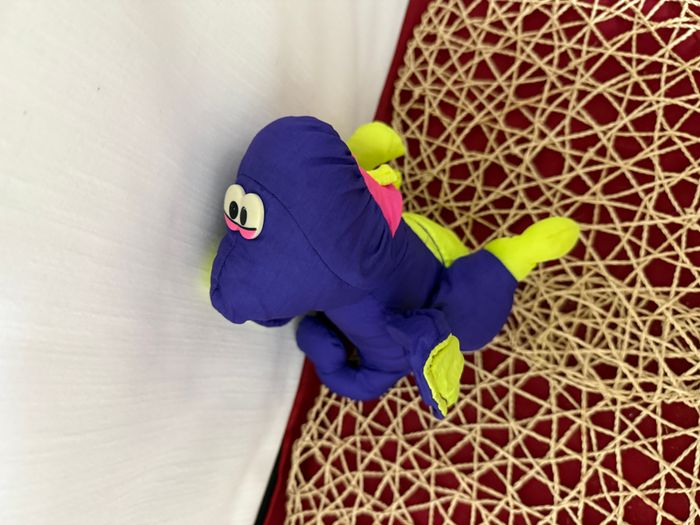 Dinosaure ptérodactyle Puffalump Dino Roar vintage 1992 violet néon vert citron et rose par Fisher-P