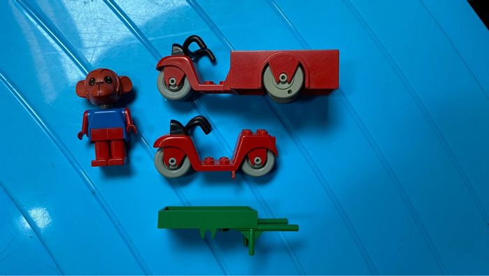 Lot lego fabuland : 4 personnages + scooter + tricycle et brouette dans l’état