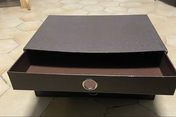 Petit meuble 3 tiroirs en carton bon état quelques défauts