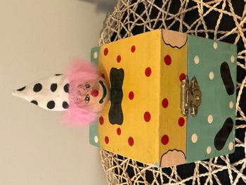 Clown vintage dans la boîte - Clown Jack-in-the-Box des années 1980 - Bois peint