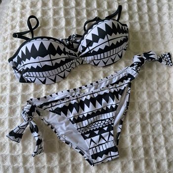 Maillot de bain 2 pièces neuf sans étiquettes motif graphique No Gossip taille 38