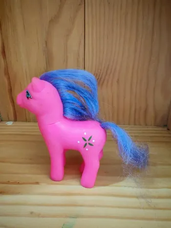 Petit poney rose crinière violette