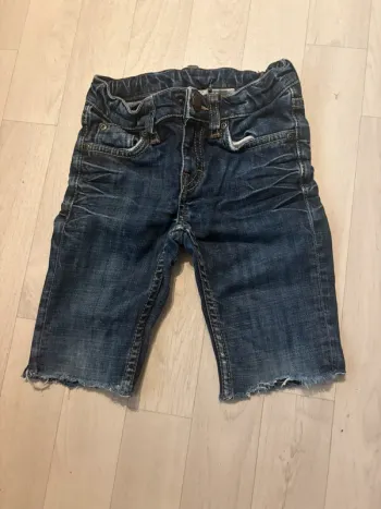 Short en jean bleu foncé H&M 4/5 ans coupé très bon état