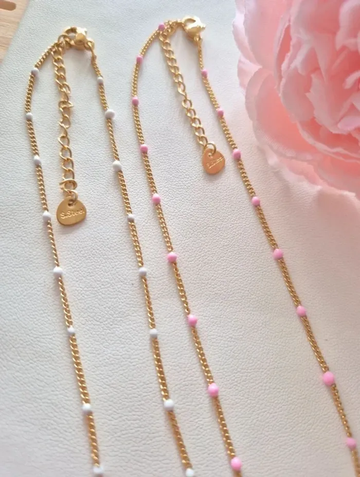 Lot de 2 colliers dorée style GIGI 🌸 perles fines : 1 rose + 1 blanc - photo numéro 2