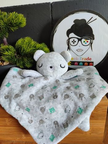 doudou mots d'enfants ours gris blanc vert koala lapin plat carré Endormi Bisous