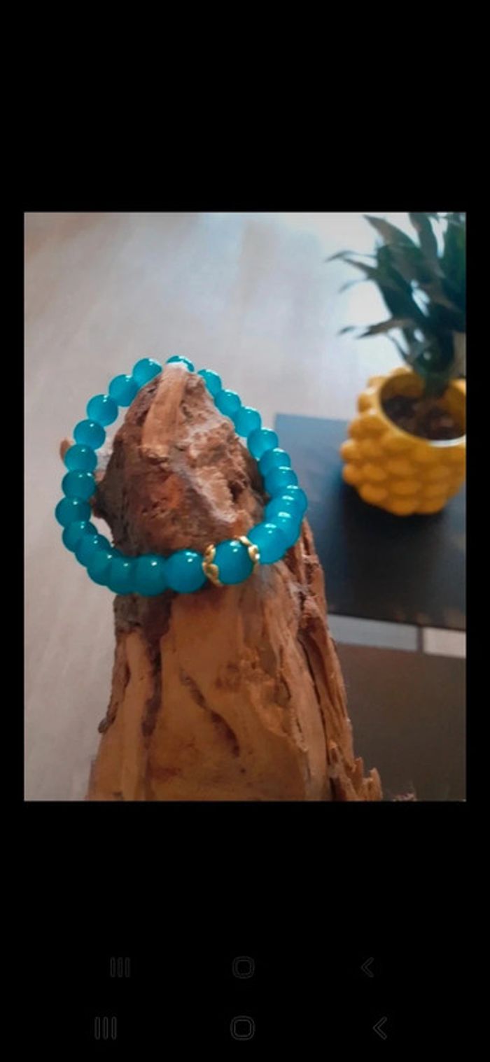 Bracelet en perles 8mm. Bleu turquoise et doré. - photo numéro 2