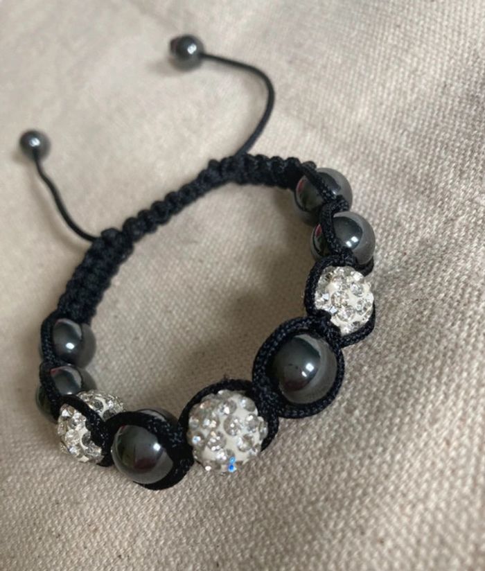 Très beau bracelet fantaisie noir et doré ajustable