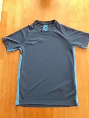 Tee-shirt Nike neuf taille 12 ans