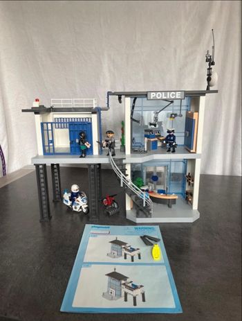 Superbe commissariat Playmobil réf 5176 / 5182 – le fameux QG de police sur pilotis avec système d’alarme fonctionnel ! 🔥🚨