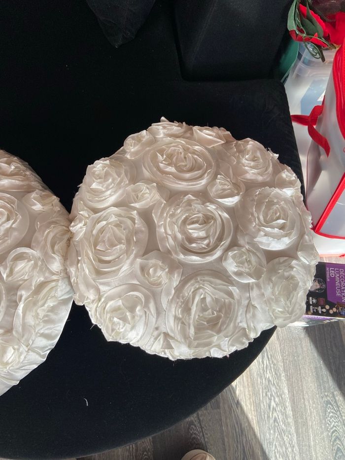 Lot de 2 coussins rond blanc effet fleur satiné - photo numéro 3