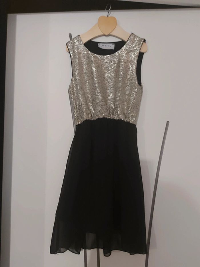 Robe noire et doré 5 ans