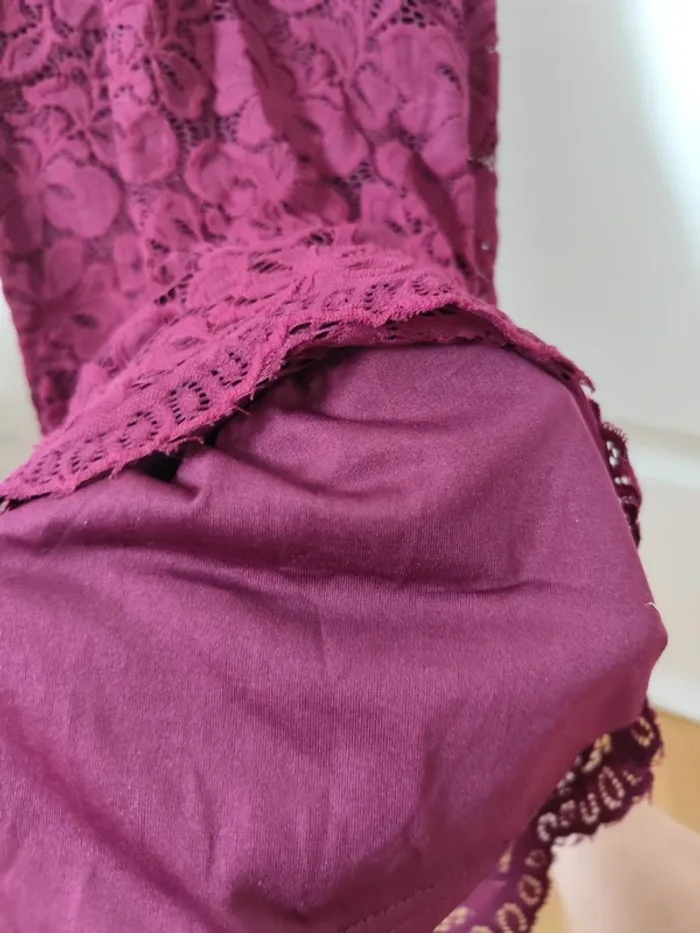 Robe bordeaux en dentelle - photo numéro 2