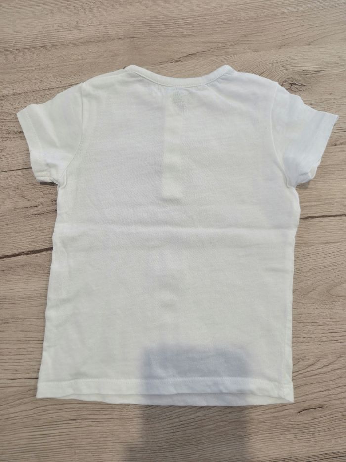 Tee-shirt manches courtes blanc avec 2 boutons en effet bois, Kiabi, 18 mois. - photo numéro 2