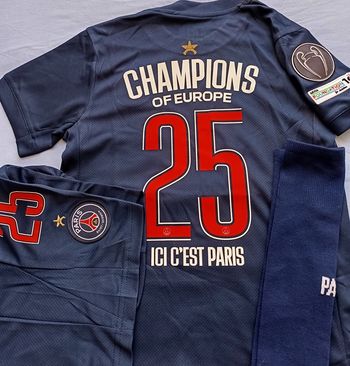 Maillot Psg Etoile enfant ( Collector Champions 2025 ) taille 12 ans + patchs