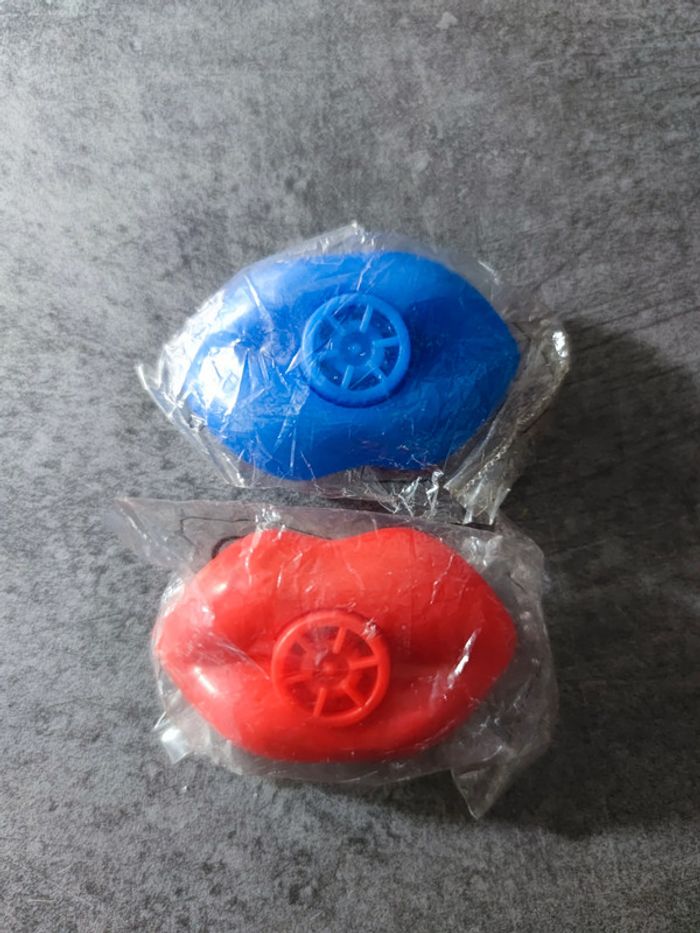 🌺 Lot de 2 sifflets en forme de lèvres/ bouche